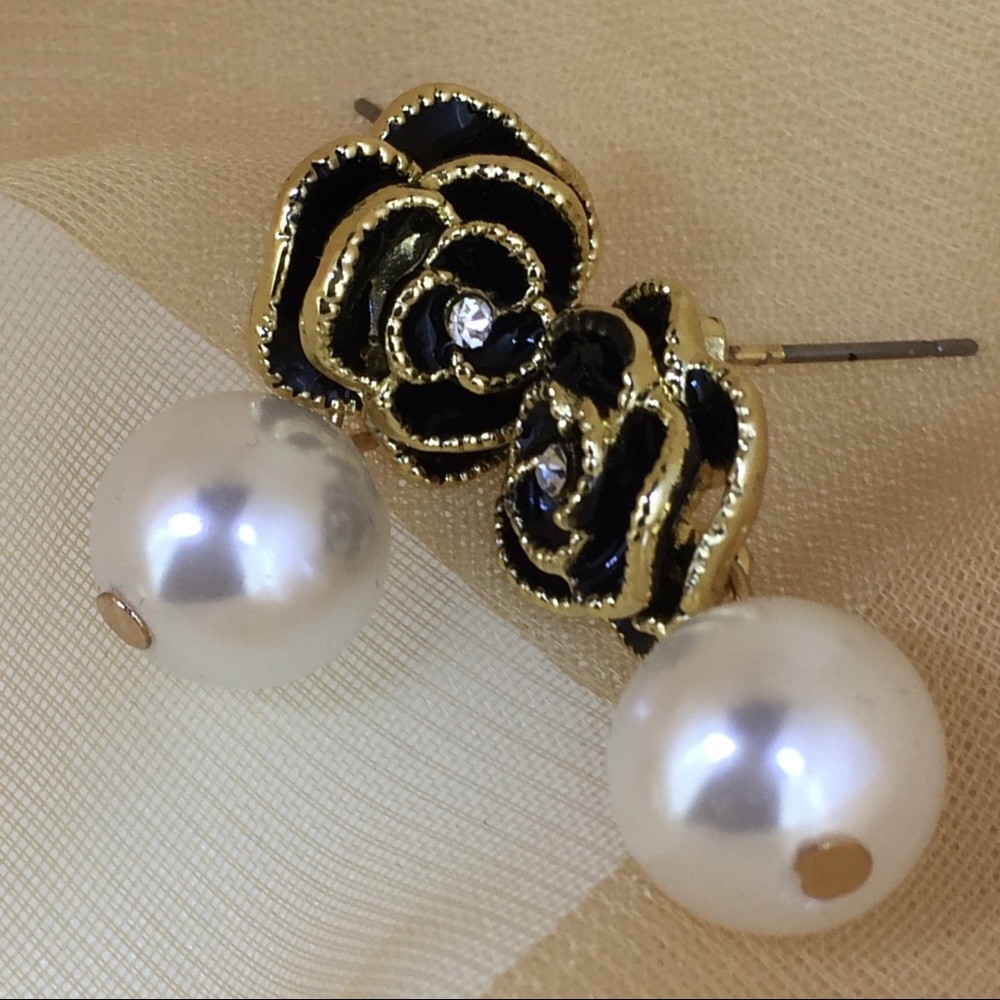 Enamel Camellia flower pearl earrings